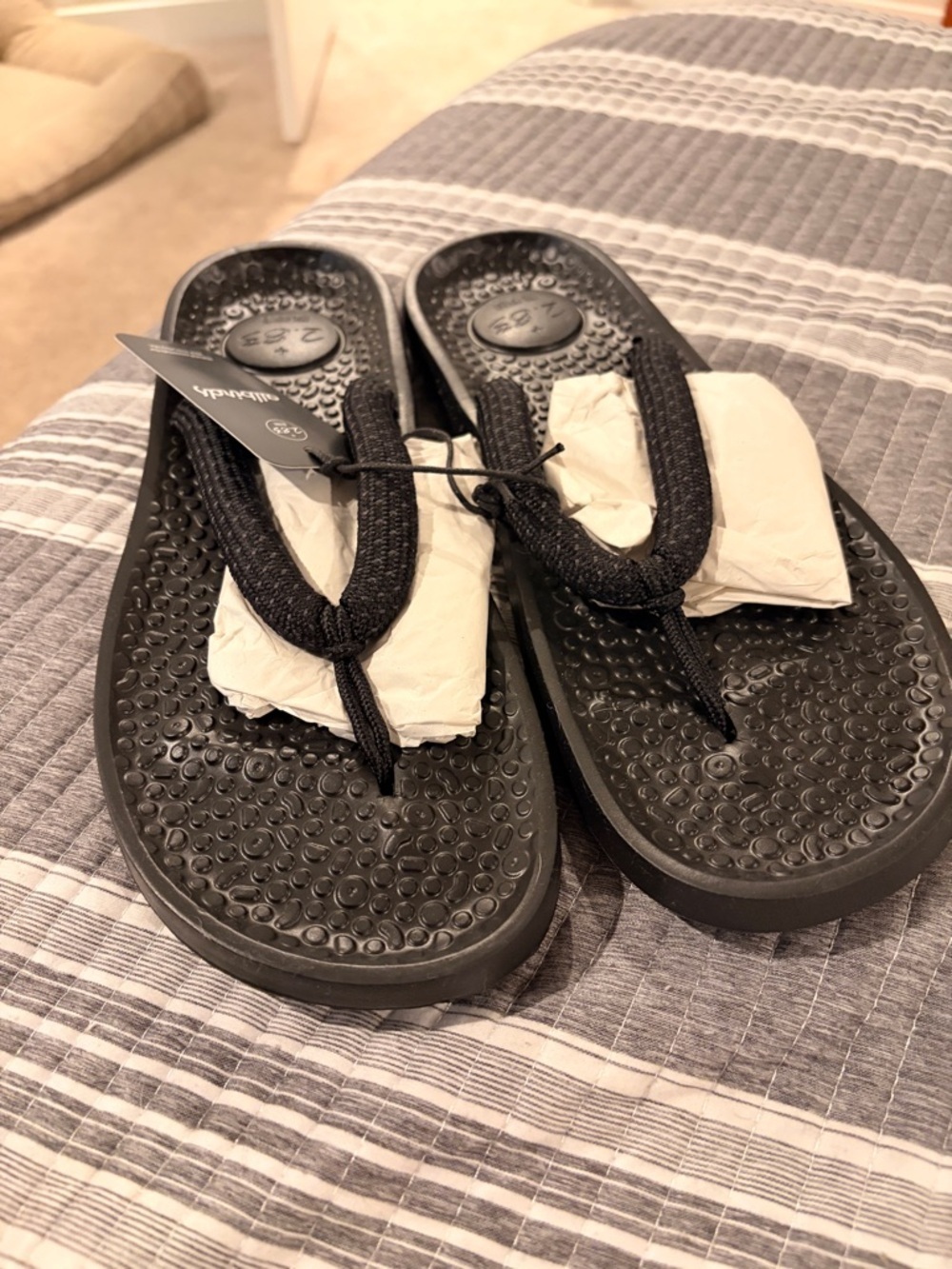 NWT Allbirds Women’s 13, Men’s 11 Sugar Zeffer Flip flops